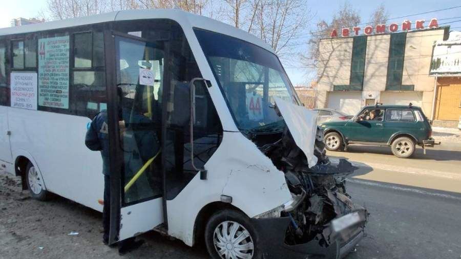 В Новосибирске пять человек пострадали в ДТП с маршруткой