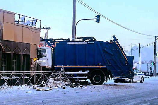 В Новосибирске мусоровоз протаранил здание при ДТП