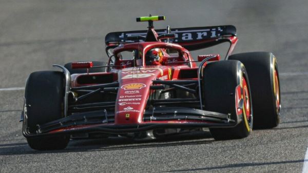 Карлос Сайнс – лидер второго дня предсезонных тестов в Бахрейне, Перес и Хэмилтон в топ-3