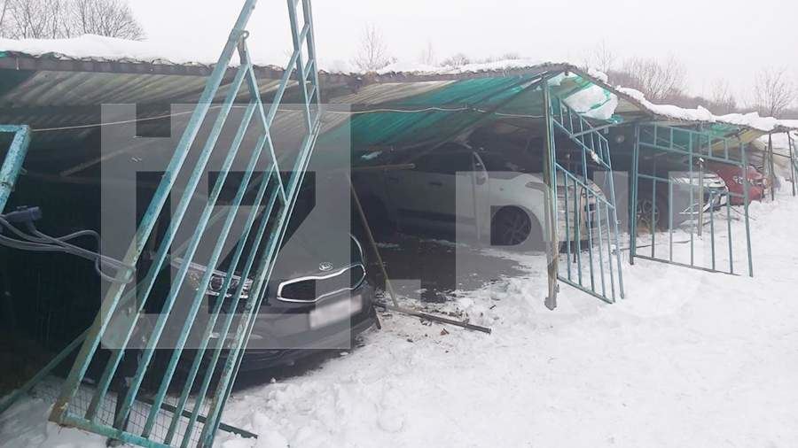 В Москве около 15 машин оказались под завалами после обрушения кровли на стоянке
